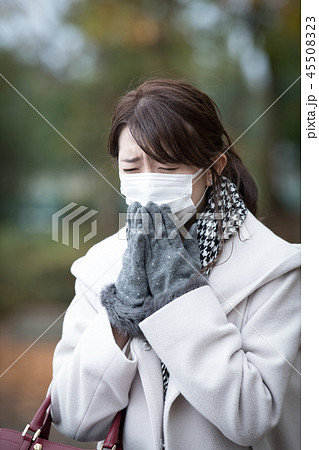 風邪気味 マスクをした日本人女性 冬 寒い の写真素材 45508323 Pixta