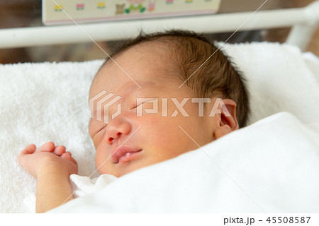 生まれたての赤ちゃん 生まれたての赤ちゃん 45508587