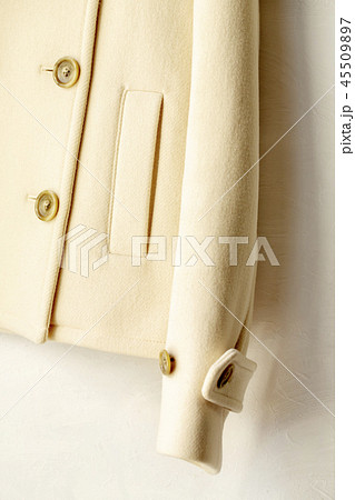 白バックに白いショートコートの袖と裾 白バックに白いショートコートの袖と裾 45509897