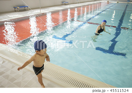 プールで遊ぶ男の子と女性 プールで遊ぶ男の子と女性 45511524