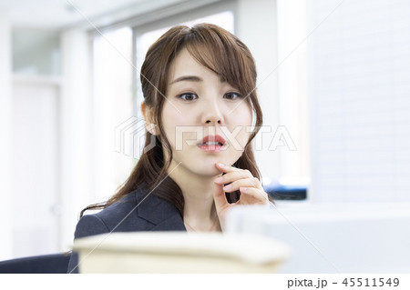 ビジネスシーン　デスクワーク 45511549