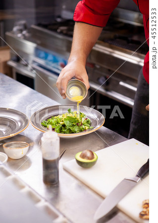 Chef seasoning delicious salade 45512533