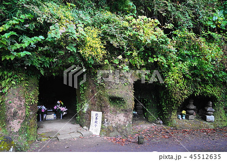 11月 鎌倉629寿福寺裏山・やぐら内の五輪塔・中世の横穴墳墓 11月 鎌倉629寿福寺裏山・やぐら内の五輪塔・中世の横穴墳墓 45512635