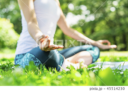 公園　瞑想　女性 45514230