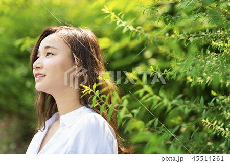 自然 女性 ポートレートの写真素材