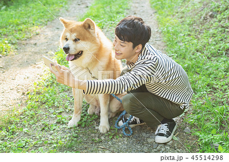 秋田犬　男性　セルフィー 45514298