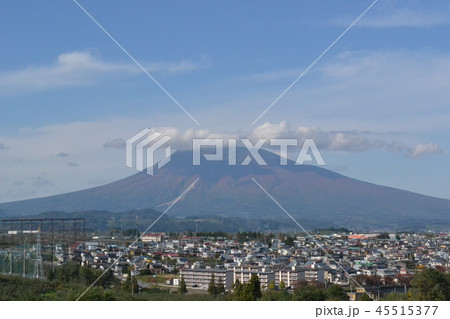 秋の弘前郊外から岩木山を望む 45515377