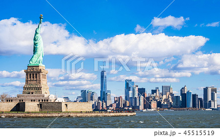 自由の女神とマンハッタンの摩天楼 45515519