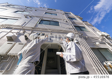 ヘルメットのビジネスマン　打ち合わせ　ローアングル　 45516976