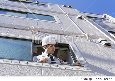 マンション・修繕改修 建て替え リフォーム 耐震工事 窓枠の長さを測るビジネスマン マンション・修繕改修 建て替え リフォーム 耐震工事 窓枠の長さを測るビジネスマン 45516977