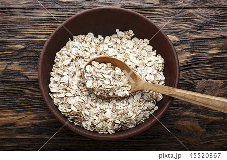 raw oatmeal in a plate 45520367