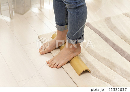 青竹踏みをする女性 45522837