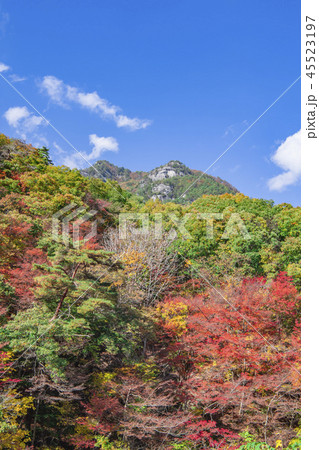 昇仙峡　御嶽昇仙峡　秋イメージ　青空　紅葉　山岳　縦構図　 45523197
