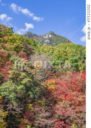 昇仙峡　御嶽昇仙峡　秋イメージ　青空　紅葉　山岳　縦構図　 45523202