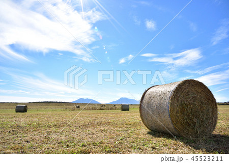 牧草ロールと阿蘇の広い空　広大な阿蘇の秋風景　阿蘇の広い風景 45523211