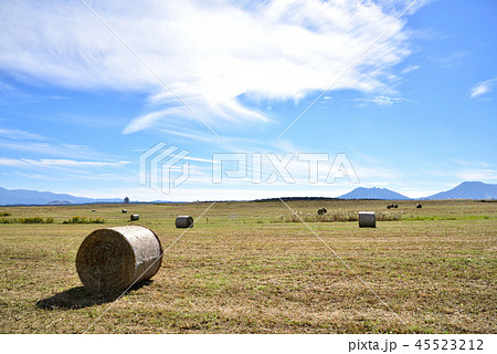 牧草ロールと阿蘇の広い空　広大な阿蘇の秋風景　阿蘇の広い風景 45523212