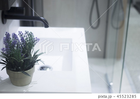 Bathroom tap display showroom Bathroom tap display showroom 45523285