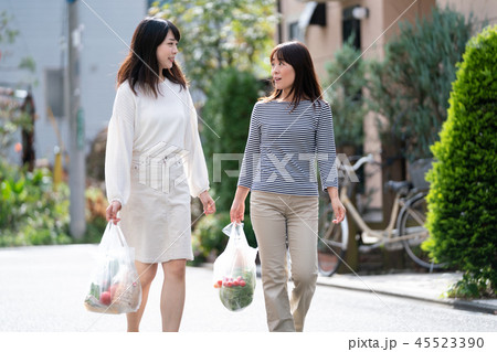 買い物 主婦 親子 母娘 ショッピング 買い物 主婦 親子 母娘 ショッピング 45523390