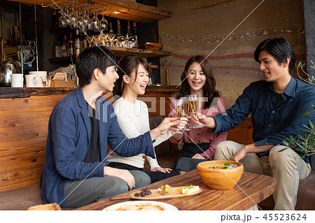 パーティー 乾杯 若者 イメージ パーティー 乾杯 若者 イメージ 45523624