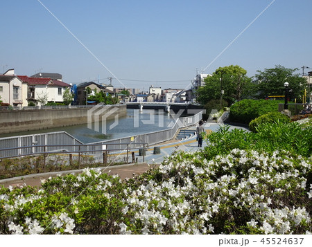 川沿いを散歩する帽子をかぶった女性 川沿いを散歩する帽子をかぶった女性 45524637