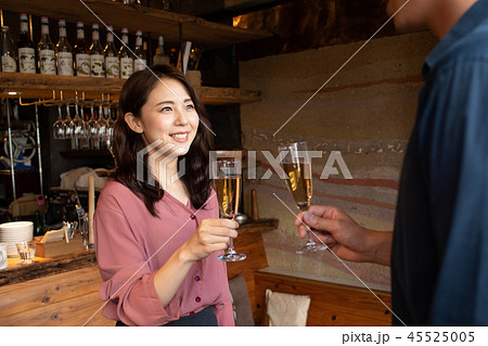 カップル 乾杯 パーティーイメージ カップル 乾杯 パーティーイメージ 45525005