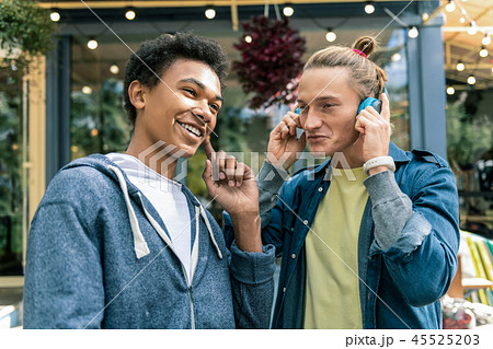 Positive young people enjoying good music together 45525203