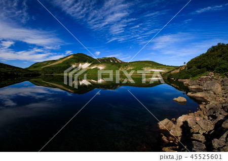 《北アルプス 白馬大池》 白馬大池　水面鏡　リフレクション　登山道 45525601