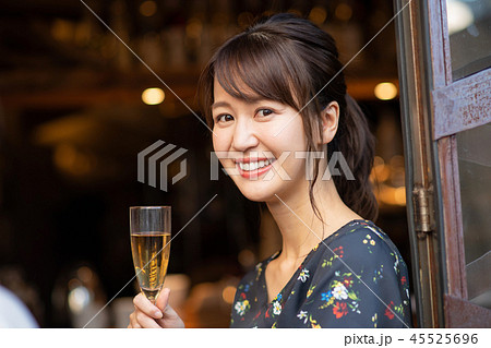 カフェ シャンパン 女性 ポートレート イメージ カフェ シャンパン 女性 ポートレート イメージ 45525696