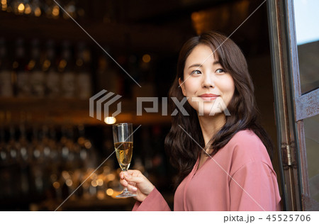 カフェ シャンパン 女性 ポートレート イメージ カフェ シャンパン 女性 ポートレート イメージ 45525706