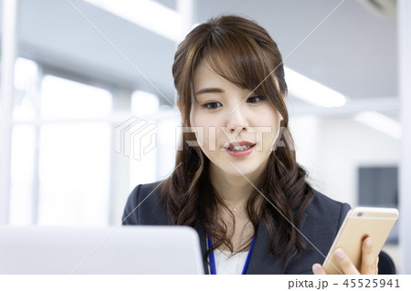 ビジネス 女性 スマホ ビジネス 女性 スマホ 45525941