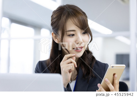 ビジネス 女性 スマホ ビジネス 女性 スマホ 45525942