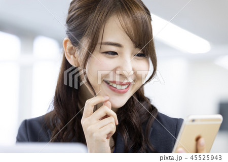 ビジネス 女性 スマホ ビジネス 女性 スマホ 45525943