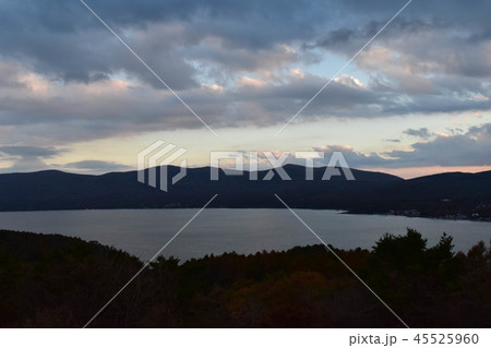 夕暮れの湖畔 夕暮れの湖畔 45525960
