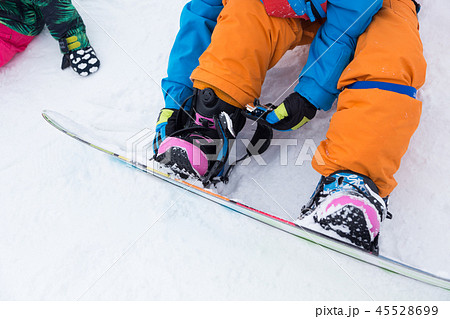 スノーボードをつける子供 45528699