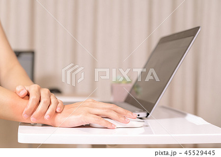 woman wrist hand arm pain long use mouse working woman wrist hand arm pain long use mouse working 45529445