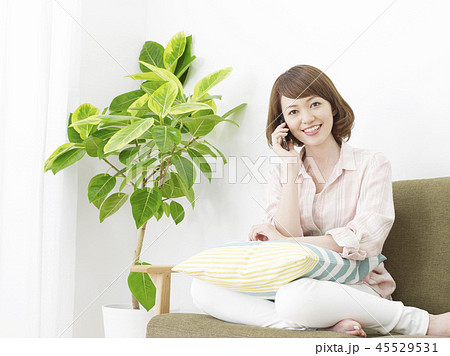 女性　スマートフォン 45529531