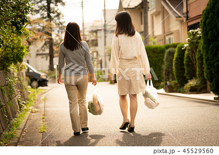 後姿 歩く 買い物 主婦 親子 友達 の写真素材 後姿 歩く 買い物 主婦 親子 友達 の写真素材