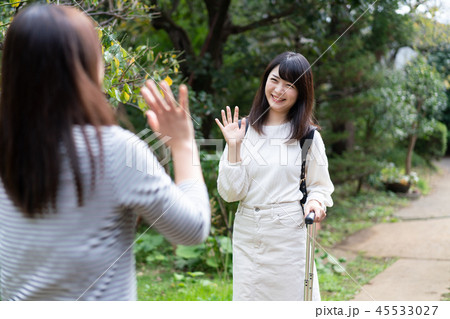 見送り 別れ 手を振る 送るの写真素材 [45533027] - PIXTA