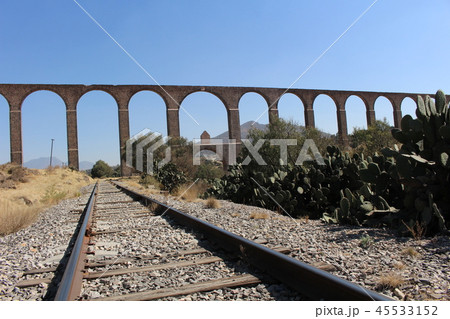 世界遺産・テンブレケ水道橋と線路　メキシコ 45533152