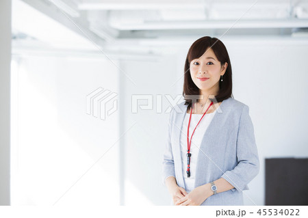 ビジネス　シェアオフィス　コワーキング　女性　オフィス　ビジネスウーマン 45534022