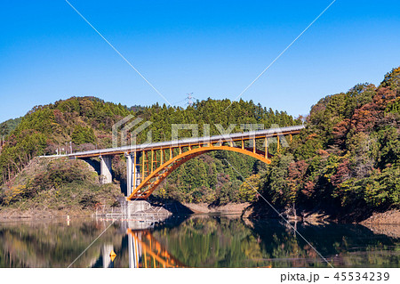 （神奈川県）宮ヶ瀬湖　虹の大橋　秋 45534239