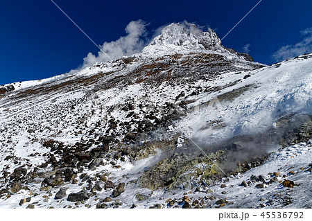 噴煙上がる冬の那須・茶臼岳 噴煙上がる冬の那須・茶臼岳 45536792