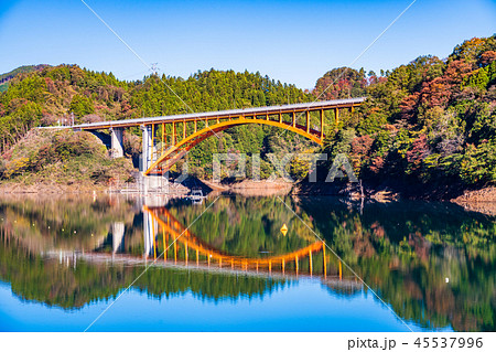 神奈川県 宮ヶ瀬湖 虹の大橋 秋の写真素材