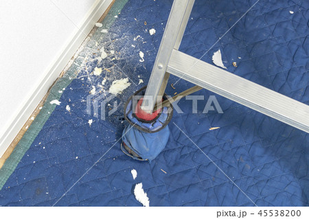 エアコン設置の穴あけで出たゴミ エアコン設置の穴あけで出たゴミ 45538200
