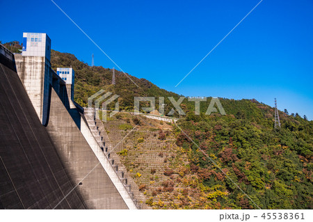 神奈川県 宮ヶ瀬ダム 紅葉の写真素材