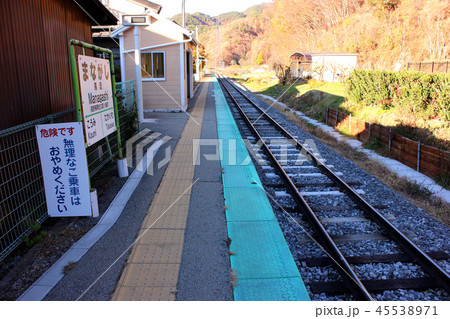 小海線馬流駅のプラットホーム(2) 45538971