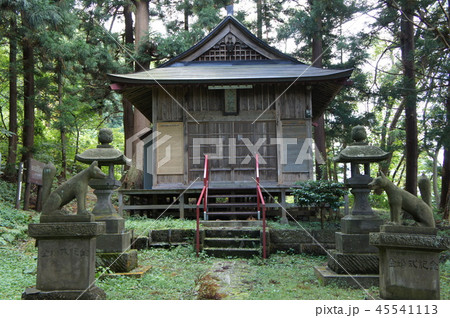 弘前郊外、大狼（おおかみ）神社の境内 45541113
