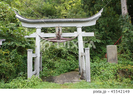 弘前郊外、大狼(おおかみ)神社の両部鳥居 弘前郊外、大狼(おおかみ)神社の両部鳥居 45542149