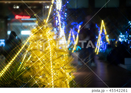 クリスマス 夜景 イルミネーション 景色 冬景色 光 冬 風景 夜 サンタクロース クリスマスツリーの写真素材 45542261 Pixta