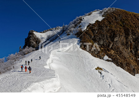上州武尊山稜線を行く登山者 45548549